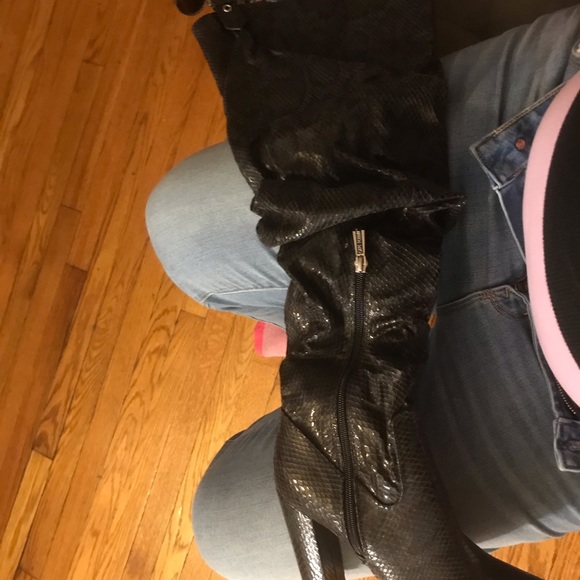 Black Thigh high boots with belt attached - Picture 7 of 8